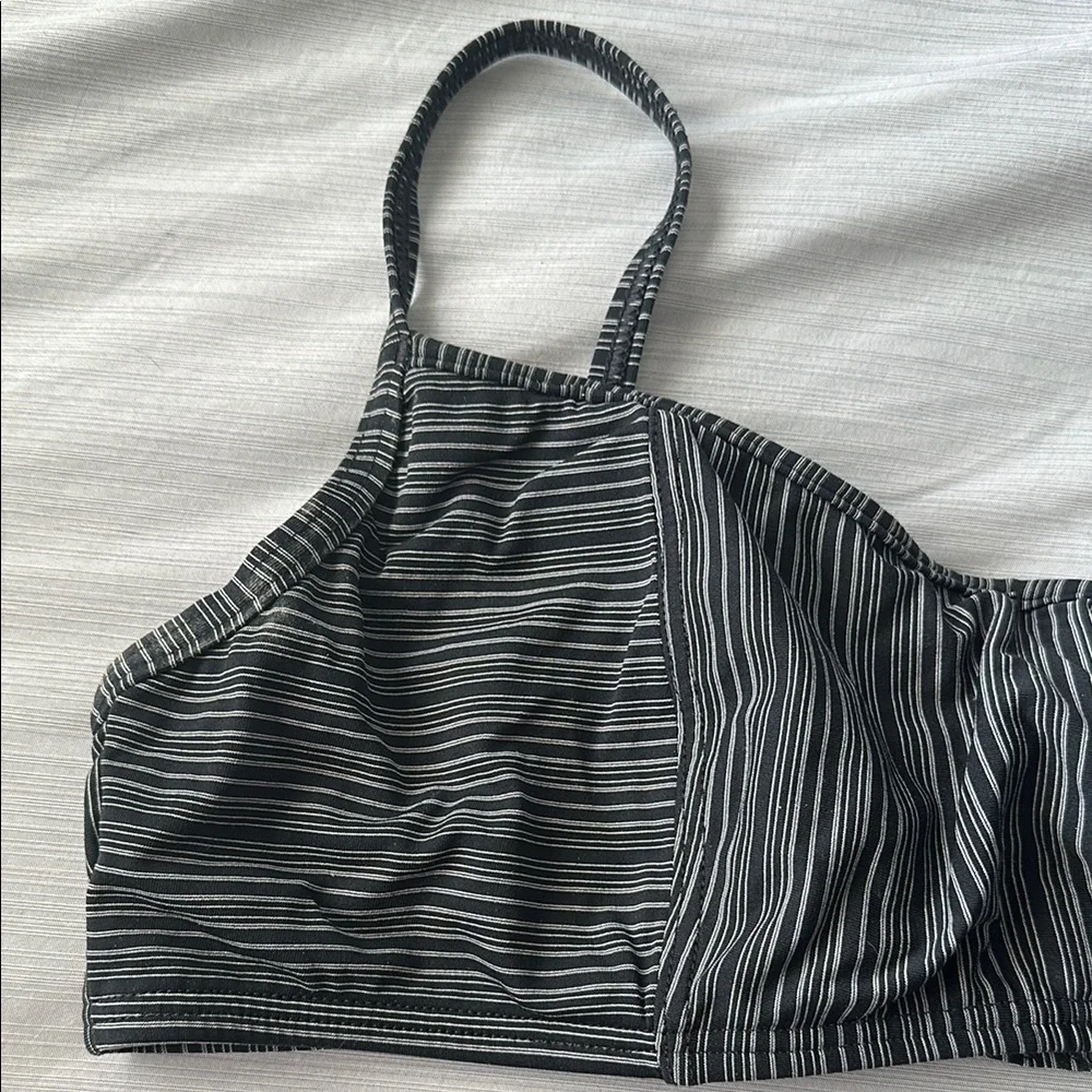 EUC Striped Black and White Wired Bikini Top 🌙 - Picture 2 of 4